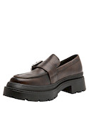 Mocasín de mujer en cuero moro, acabado mate que realza la elegancia y comodidad en cada paso.