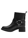 Botín negro con punta cuadrada, ideal para un look vanguardista y cómodo.