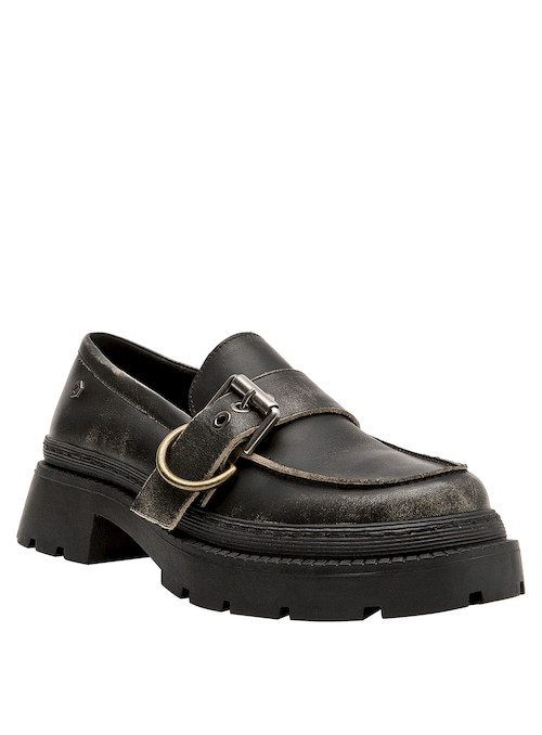 Mocasín negro de cuero para mujer, ideal para complementar vestidos fluidos y jeans rotos.