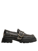 Acabados diferenciados en mocasín negro de cuero para mujer, combina confort y estilo urbano.