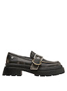 Acabados diferenciados en mocasín negro de cuero para mujer, combina confort y estilo urbano.
