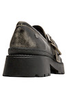 Textura robusta del mocasín negro de cuero para mujer, perfecto para looks disruptivos y audaces.