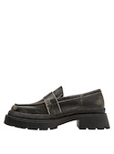 Detalle metálico en mocasín negro de cuero para mujer, ideal para un estilo urbano y moderno.