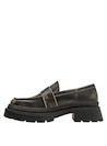 Detalle metálico en mocasín negro de cuero para mujer, ideal para un estilo urbano y moderno.