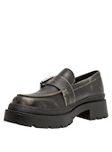 Zapato mocasín negro de cuero para mujer, diseño urbano con taco bloque de 4 cm y punta redonda.