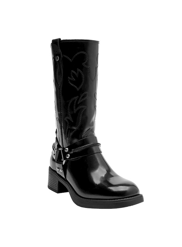 Diseño audaz en botas altas de cuero negro para mujer, ideales para marcar tendencias en cualquier ocasión.