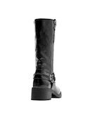 Estilo urbano en botas de cuero negro para mujer, perfectas para combinar con faldas de cuero o jeans ajustados.