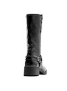 Estilo urbano en botas de cuero negro para mujer, perfectas para combinar con faldas de cuero o jeans ajustados.