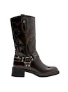 Bota de mujer con estilo audaz, perfecta para combinar con vestidos o jeans.