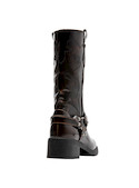Bota urbana de cuero moreno ideal para outfits modernos.