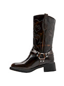Bota de mujer con acabado brillante y bordados únicos.