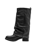 Estilo urbano en cuero negro, perfectas para combinar con vestidos largos o jeans rotos.