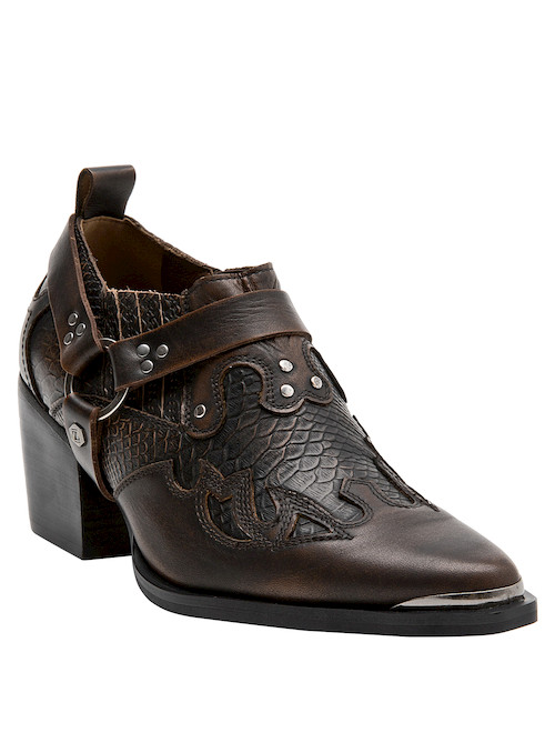 Zapato vaquero en cuero con estilo audaz y cómodo para combinar con vestidos y jeans.