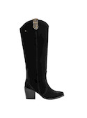 Bota alta de mujer en negro con punta puntiaguda y estilo moderno.