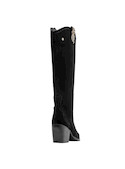Bota de cuero negro con taco bloque, perfecta para un estilo bohemio femenino.