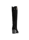 Bota de cuero negro con taco bloque, perfecta para un estilo bohemio femenino.