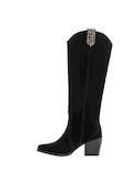 Detalle metálico en la parte superior de la bota negra de cuero para mujer.