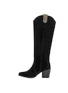 Detalle metálico en la parte superior de la bota negra de cuero para mujer.
