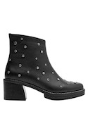 Botín negro con acabado en cuero, perfecto para combinar con vestidos o jeans.
