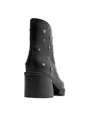 Botín de cuero negro femenino ideal para looks modernos y elegantes.
