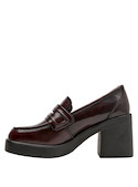 Mocasín de cuero burdeos para mujer, estilo casual que combina con jeans ajustados y blusas elegantes.