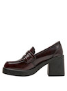 Mocasín de cuero burdeos para mujer, estilo casual que combina con jeans ajustados y blusas elegantes.
