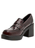Mocasines elegantes en color burdeos, con detalles metálicos sutiles, ideales para un look moderno.
