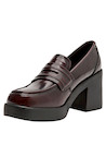 Mocasines elegantes en color burdeos, con detalles metálicos sutiles, ideales para un look moderno.
