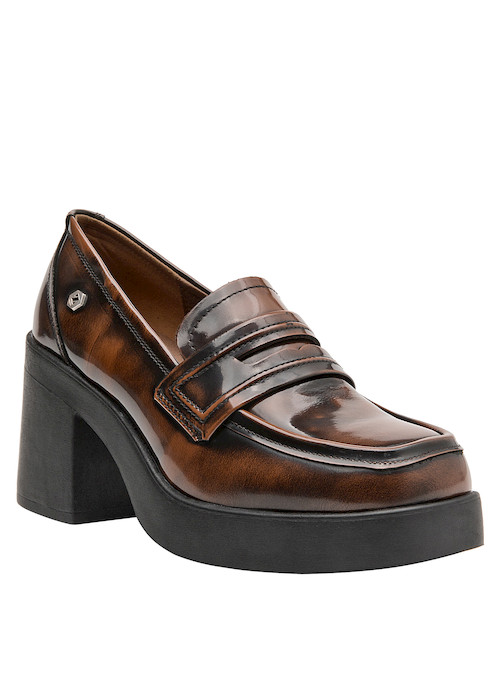 Mocasín de cuero en color moreno, con diseño elegante y cómodo, perfecto para ocasiones informales.