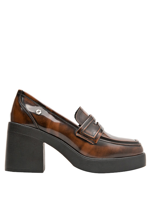Mocasín de cuero en color moreno, con diseño elegante y cómodo, perfecto para ocasiones informales.