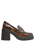 Vista lateral de un mocasín casual de cuero marrón moreno, ideal para combinar con jeans o vestidos.