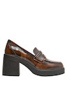 Vista lateral de un mocasín casual de cuero marrón moreno, ideal para combinar con jeans o vestidos.
