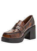 Un mocasín de cuero marrón moreno con taco bloque de 8.5 cm para mujer, ideal para un look casual.