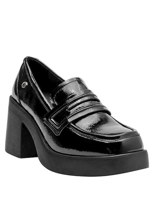 Mocasines de cuero negro para mujer, combinables con outfits de falda midi o jeans ajustados.