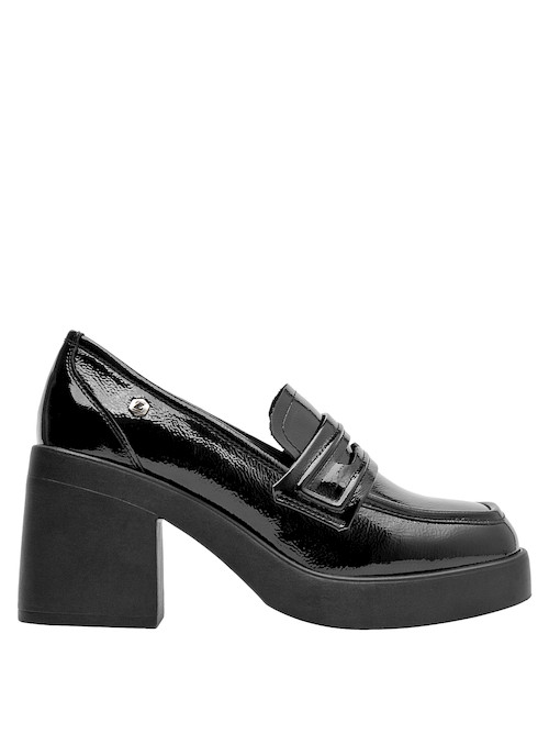 Mocasines de cuero negro para mujer, combinables con outfits de falda midi o jeans ajustados.