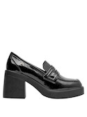 Detalles metálicos en mocasines de cuero negro, añadiendo personalidad al calzado casual.