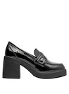 Detalles metálicos en mocasines de cuero negro, añadiendo personalidad al calzado casual.