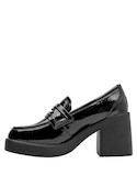 Mocasines negros de cuero con taco bloque de 8.5 cm, perfectos para destacar en cualquier ocasión.