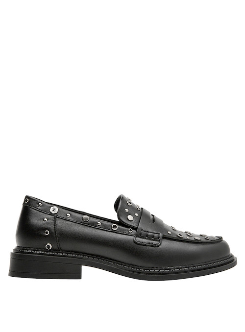 5Mocasín de mujer negro con detalles metálicos, ideal para combinar con pantalones de cuero o vestido midi.