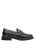 4Mocasín negro con diseño audaz, combina comodidad y estilo contemporáneo para un look urbano.