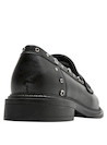 3Mocasín de cuero negro con texturas brillantes, diseñado para realzar cualquier atuendo femenino.
