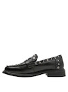 2Mocasín negro con taco bloque de 4.3 cm, perfecto para actividades diarias con un toque moderno.