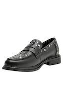 1Mocasín negro de cuero para mujer con detalles en tachas, ideal para un estilo casual y elegante.