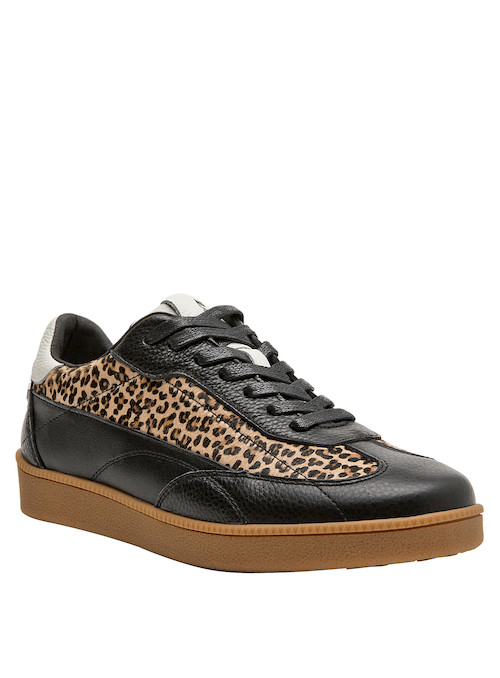 Zapatilla negra con acabado brillante, ideal para un look audaz y moderno.