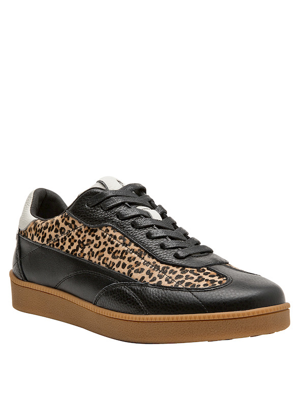 Zapatilla negra con acabado brillante, ideal para un look audaz y moderno.