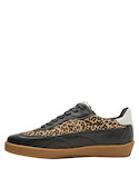 Sneaker negro de cuero con textura suave, perfecto para actividades diarias.