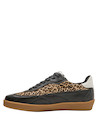Sneaker negro de cuero con textura suave, perfecto para actividades diarias.