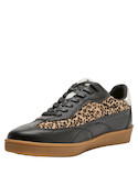 Zapatilla negra de cuero para mujer con detalle de leopardo, ideal para un estilo urbano.