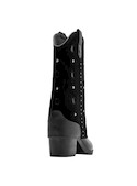 Bota de mujer en negro con estilo contemporáneo, ideal para jeans ajustados y outfits llamativos.