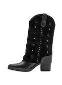 Calzado vaquero negro de cuero suave con textura de gamuza, perfecto para combinar con vestidos bohemios.
